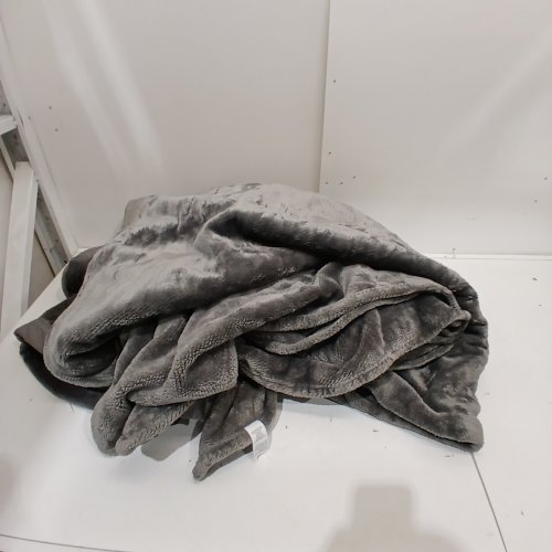 KIRKLAND SIGNATURE PLUSH SOFT BLANKET - KING, LARGE - GREY (MODEL: 1725726) image 2