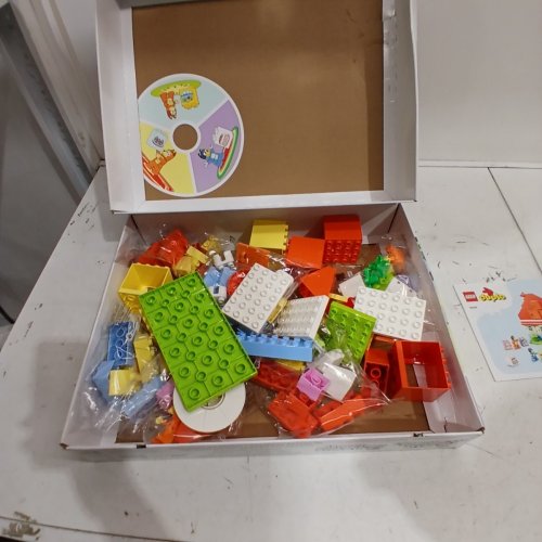83PC LEGO DUPLO BLUEYS FAMILY HOUSE - AGES 3+ (MODEL: 10459) image 2