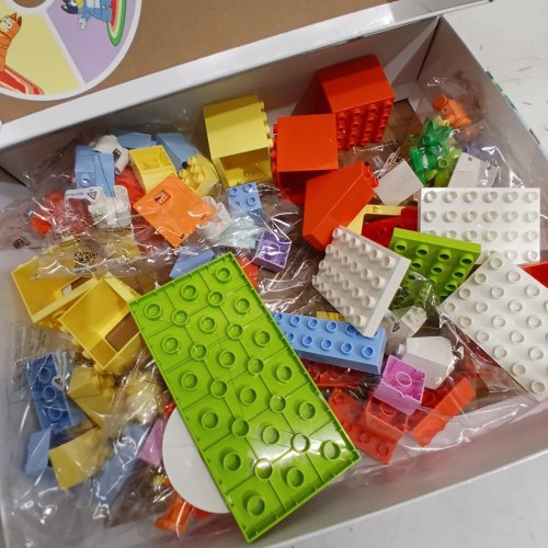 83PC LEGO DUPLO BLUEYS FAMILY HOUSE - AGES 3+ (MODEL: 10459) image 4