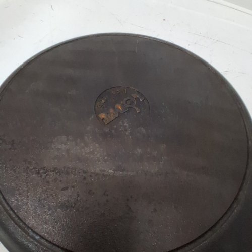 LODGE ROUNDCAST IRON GRIDDLE - 10.5" - BLACK (MODEL:L9OG3) image 4