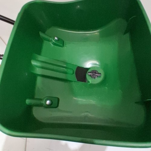SCOTTS TURF BUILDER EDGEGUARD MINI BROADCAST SPREADER - GREEN image 3