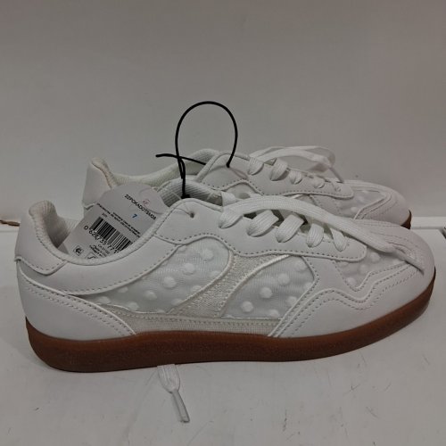 WOMEN'S TIME AND TRU MONOCHROMATIC POLKA DOT SNEAKERS - SIZE 7 - WHITE (MODEL: 22POKADOTSM26) image 3