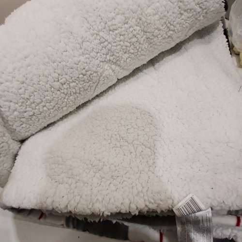 ROOTS HOME BEDDING FLEECE COMFORTER BLANKET - KING, LARGE - GREY, BLACK, RED PLAID (MODEL: 3435301) image 3