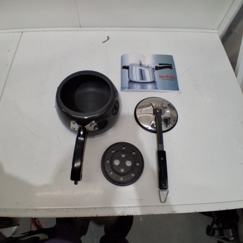 HAWKINS CONTURA BLACK XT PRESSURE COOKER - 3 L - BLACK (MODEL: CXT30) image 3