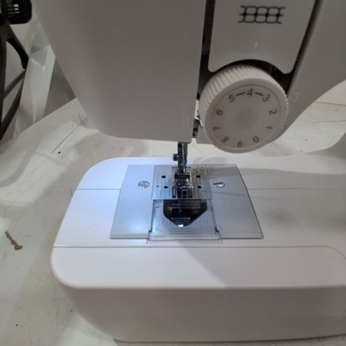SINGER LIGHTWEIGHT & PORTABLE SEWING MACHINE WITH 45 STITCH APPLICATIONS - WHITE - (MODEL: M1150) image 2
