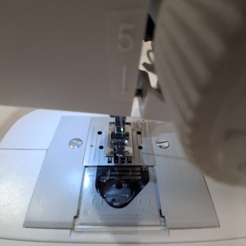 SINGER LIGHTWEIGHT & PORTABLE SEWING MACHINE WITH 45 STITCH APPLICATIONS - WHITE - (MODEL: M1150) image 3