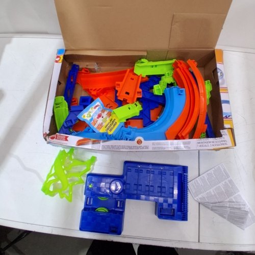 HOT WHEELS STUNT MID-AIR CRASH TRACK SET WITH 1:64 SCALE DIECAST TOY CAR & MOTORIZE BOOSTER - MULTI-COLOURED (MODEL: JKJ78 ) image 3