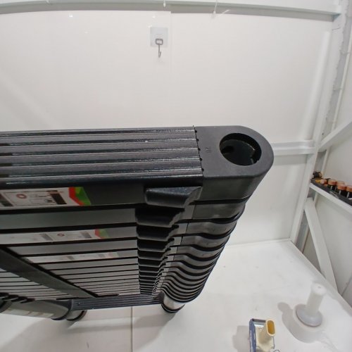 TELESCOPING HEAVY DUTY ALUMINUM EXTENDABLE LADDER - 20.6FT - 330LBS MAX - BLACK image 4