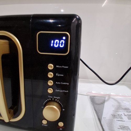 FRIGIDAIRE RETRO MICROWAVE OVEN - 0.7CU.FT - 700W - BLACK/GOLD (MODEL: EMW788-BLACKRGLD) image 2