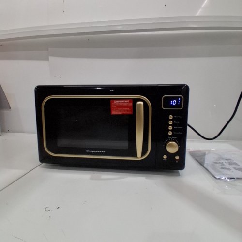 FRIGIDAIRE RETRO MICROWAVE OVEN - 0.7CU.FT - 700W - BLACK/GOLD (MODEL: EMW788-BLACKRGLD) image 3