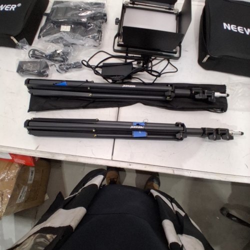 2PK NEEWER BATTERY POWERED LED VIDEO LIGHTS WITH TRIPOD STANDS - 3200K TO 5600K - 18" LIGHT PANELS - BLACK (MODEL: NL660) image 4