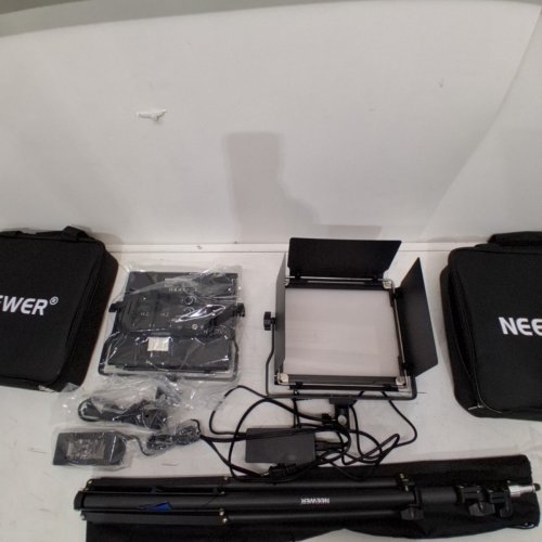 2PK NEEWER BATTERY POWERED LED VIDEO LIGHTS WITH TRIPOD STANDS - 3200K TO 5600K - 18" LIGHT PANELS - BLACK (MODEL: NL660) image 5