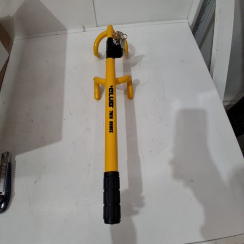THE CLUB TWIN HOOKS STEERING WHEEL ANTI-THEFT LOCK WITH KEYS - YELLOW (MODEL: 3000) image 2