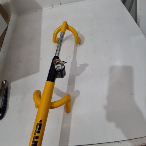 THE CLUB TWIN HOOKS STEERING WHEEL ANTI-THEFT LOCK WITH KEYS - YELLOW (MODEL: 3000) image 3