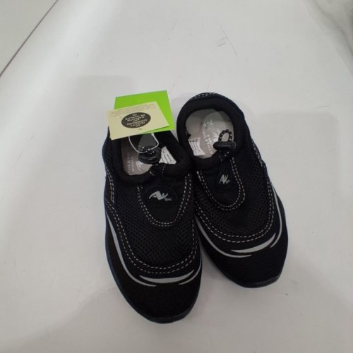 TODDLER ATHLETIC WORKS SLIP ON WATER SHOES, SIZE 7/8T, BLACK image 2