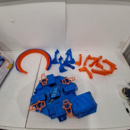 HOT WHEELS CRISS CROSS CRASH MOTORIZED TRACK SET WITH 4 HIGH SPEED CRASH ZONES AND RACE CAR - BLUE/ORANGE (MODEL: DTN42) image 3