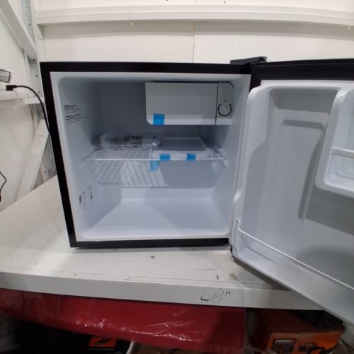 MIDEA COMPACT REVERSIBLE SINGLE DOOR REFRIGERATOR/FREEZER - 1.6 CU.FT - BLACK (MODEL: WHS-65LB1) image 2