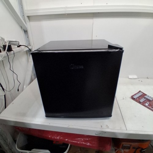 MIDEA COMPACT REVERSIBLE SINGLE DOOR REFRIGERATOR/FREEZER - 1.6 CU.FT - BLACK (MODEL: WHS-65LB1) image 3