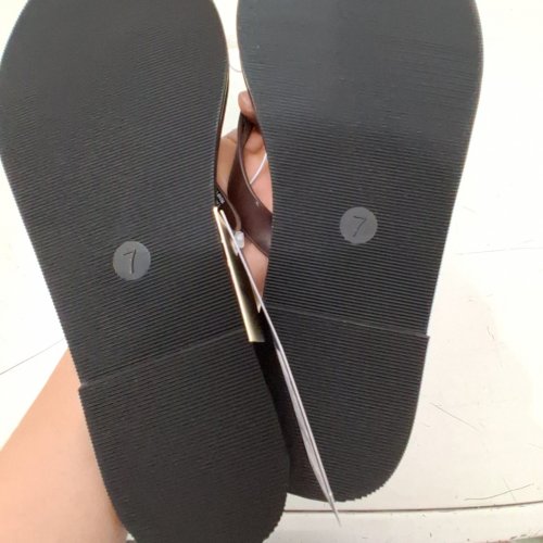 WOMENS UNIVERSAL THREADS SANDALS MEMORY FOAM FLIP FLOPS - SIZE 7 - BROWN image 3