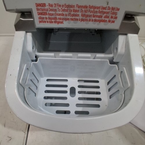 RCA IGLOO ICE MAKER - 26LBS PER DAY - SILVER (MODEL: RIC102) image 5