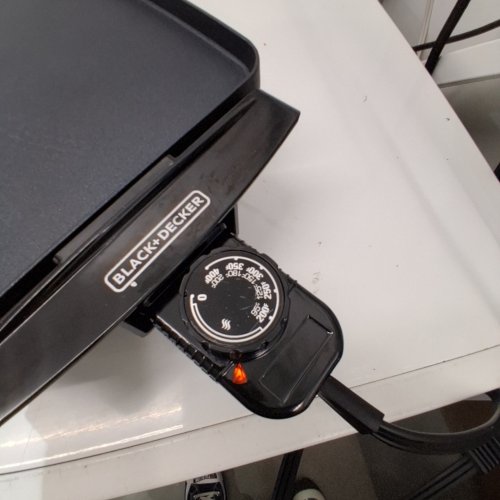 BLACK + DECKER FAMILY SIZE ELECTRIC GRIDDLE WITH REMOVABLE TRAY - 10'' X 18" - BLACK (MODEL: GD1810BC/GD1810BS) image 2