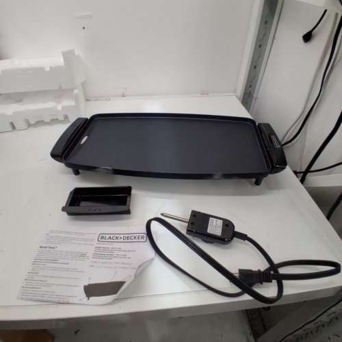 BLACK + DECKER FAMILY SIZE ELECTRIC GRIDDLE WITH REMOVABLE TRAY - 10'' X 18" - BLACK (MODEL: GD1810BC/GD1810BS) image 3