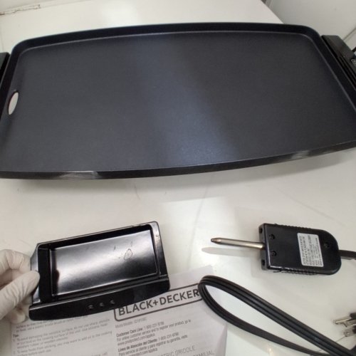 BLACK + DECKER FAMILY SIZE ELECTRIC GRIDDLE WITH REMOVABLE TRAY - 10'' X 18" - BLACK (MODEL: GD1810BC/GD1810BS) image 4