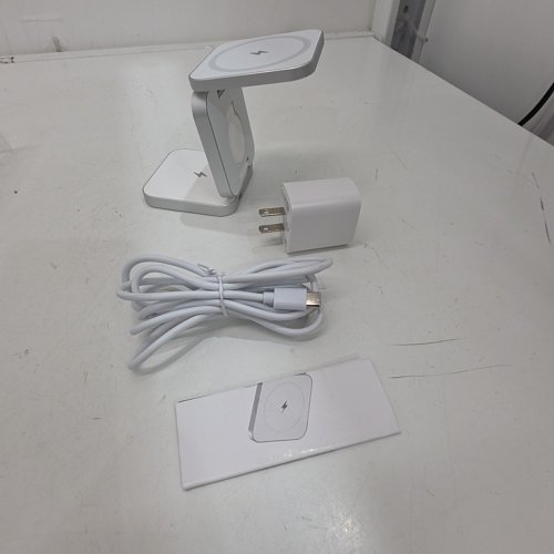 JUST WIRELESS 3-IN-1 FOLDING CHARGING STATION FOR IPHONE, AIRPODS, AND APPLE WATCH - 20W - WHITE (MODEL: 04096-V) image 3