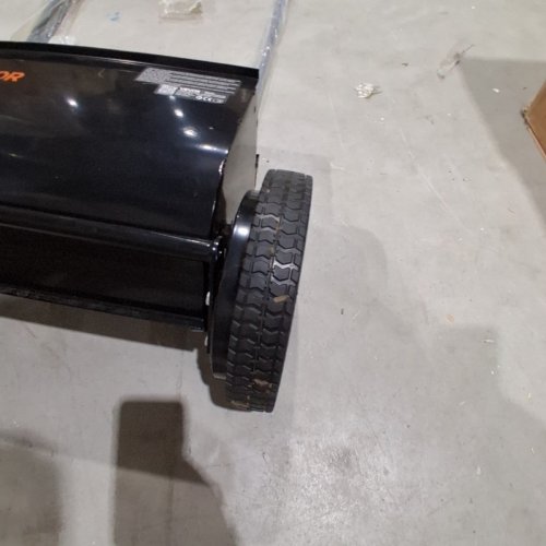 VEVOR ADJUSTABLE TERRAIN RUBBER WHEEL PUSH LAWN SWEEPER WITH DEBRIS COLLECTOR - 26" - BLACK - (MODEL: GT1110) image 3