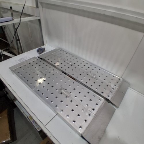 2pk VEVOR HEAVY DUTY ALUMINUM TRAILER RAMPS WITH ANTI SLIP PLATES - 39" X 12" - SILVER - (MODEL: HXQCPD2J39*12) image 2