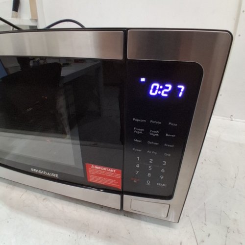 FRIGIDAIRE 3-IN-1 STAINLESS STEEL MICROWAVE/AIR FRYER/CONVECTION - 1.1CU.FT - 1000W - 23.3" X 19.1" X 12.4" - STAINLESS STEEL/BLACK (MODEL: EMW1220-B) image 6