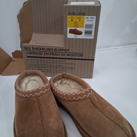 ADULT UNISEX KIRKLAND SIGNATURE SHEARLING SLIPPERS - MENS: 6/ WOMENS: 7 - TAN BROWN (MODEL: 7771737) image 2