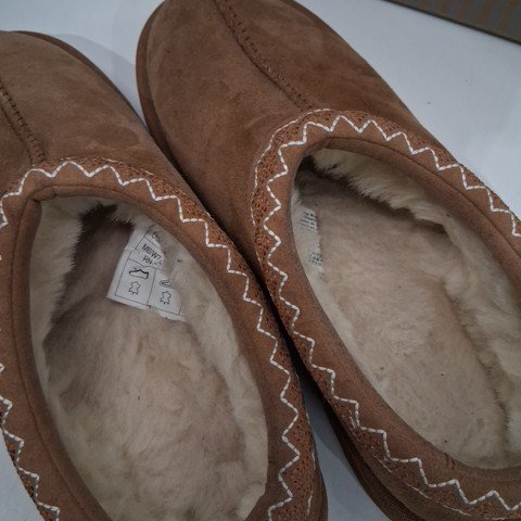 ADULT UNISEX KIRKLAND SIGNATURE SHEARLING SLIPPERS - MENS: 6/ WOMENS: 7 - TAN BROWN (MODEL: 7771737) image 4