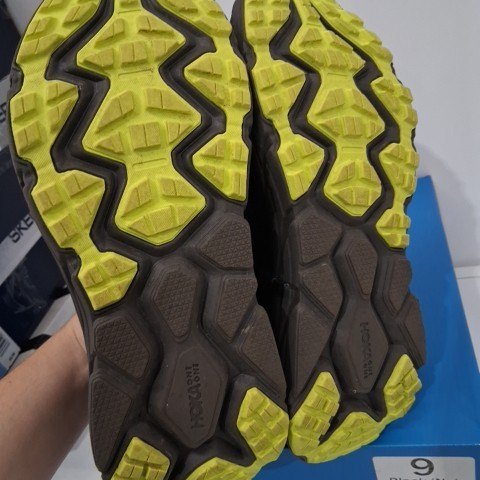 MEN'S HOKA TRAIL RUNNING SHOES CHALLENGER ATR 6 GTX - SIZE 9D - BLACK / YELLOW (MODEL:1116876 ) image 4