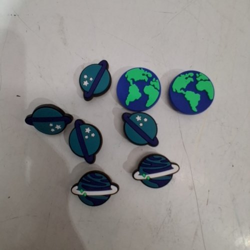 8PK ASSORTED PLANET-THEMED SHOE CHARMS - MULTICOLOURED image 3