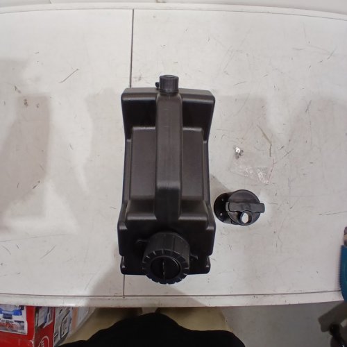 ACOUTO UPGRADED FUEL TANK WITH LOCKING MOUNTING BRACKET, SHOCKPROOF THICKENED PLASTIC GAS CONTAINER BOX - 5L / 1.3GAL image 4