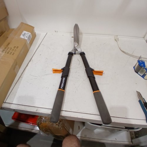 FISKARS TELESCOPIC ADJUSTABLE POWER-LEVER HEDGE TRIMMING SHEARS - 25" - 33" - ORANGE/BLACK image 3