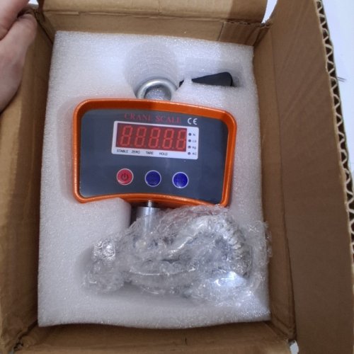 HEAVY DUTY HANGING DIGITAL CRANE SCALE -1000KG/2000LB - ORANGE AND BLACK image 2