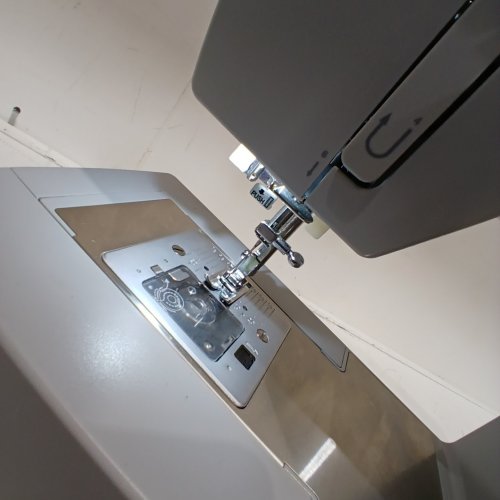 SINGER HEAVY DUTY HIGH SPEED SEWING MACHINE - GREY (MODEL: 4423) image 3