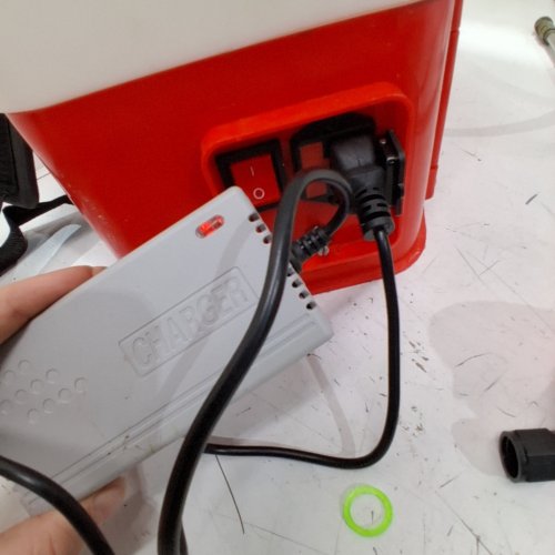 IRISY GARDEN BATTERY POWERED SPRAYER WITH NOZZLE ATTACHMENTS - 20 L - RED/WHITE image 2