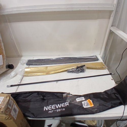 NEEWER FLAT PANEL LIGHT REFLECTOR WITH 360° ROTATING HOLDING BRACKET AND CARRYING BAG - 35" X 70" - GOLD/SILVER AND WHITE/BLACK (MODEL: RF-0918) image 2