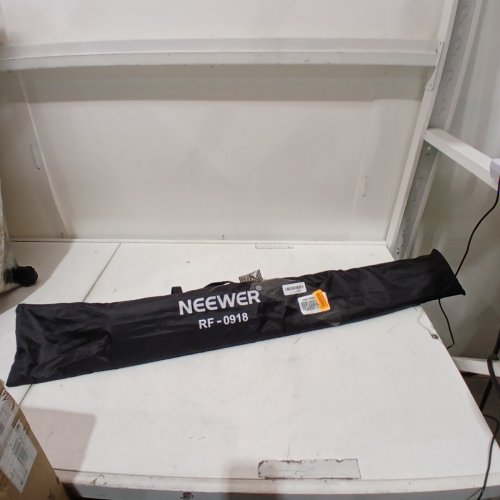 NEEWER FLAT PANEL LIGHT REFLECTOR WITH 360° ROTATING HOLDING BRACKET AND CARRYING BAG - 35" X 70" - GOLD/SILVER AND WHITE/BLACK (MODEL: RF-0918) image 4