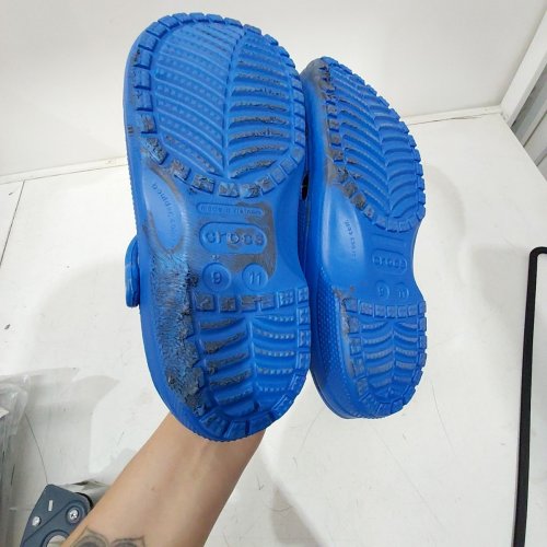 UNISEX CROCS CLASSIC CLOGS - MENS: 9 WOMENS: 11 - BLUE BOLT image 3