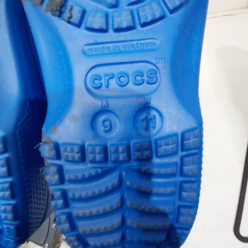 UNISEX CROCS CLASSIC CLOGS - MENS: 9 WOMENS: 11 - BLUE BOLT image 4