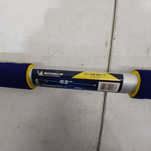 MICHELIN ULTRA DUTY TELESCOPIC SNOW BRUSH - 63" image 3