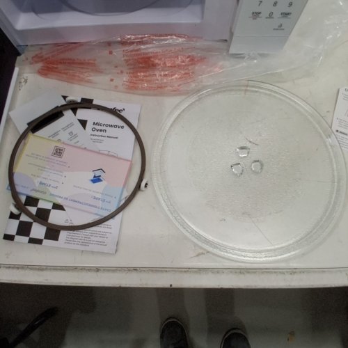 COMFEE COUNTERTOP MICROWAVE OVEN - 0.7 CU.FT/700W - WHITE (MODEL: CM-M201K(WH)) image 4