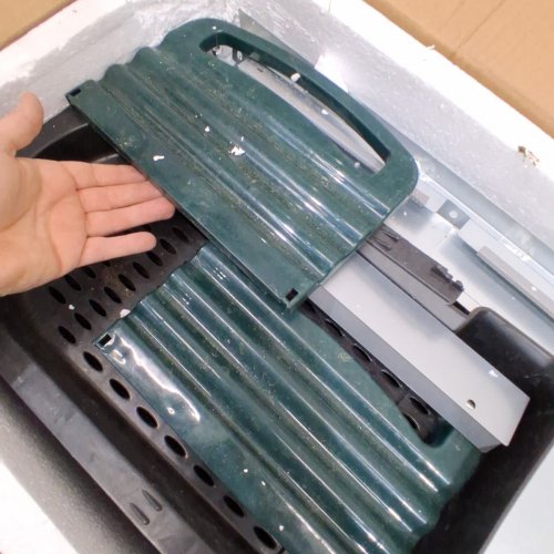 GARVEE HEAVY DUTY METAL CHICKEN NESTING BOX WITH 3 COMPARTMENTS, ROLL AWAY DESIGN AND REMOVABLE TRAY - 31.5" X 20" X 20.5" - STAINLESS STEEL/BLACK/GREEN (MODEL: PPG_344A5VNX) image 4