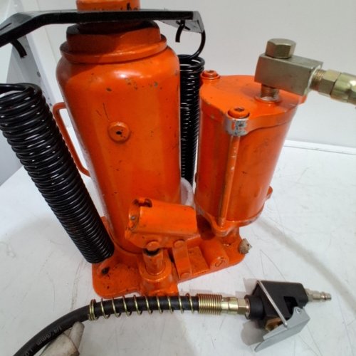VEVOR MANUAL HEAVY DUTY WELDED AIR HYDRAULIC BOTTLE JACK WITH PUMP - 20TON - ORANGE (MODEL: MR8004) image 4