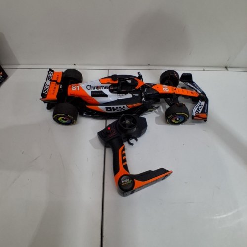 MAISTO TECH FORMULA 1 MCLAREN MCL38 SINGAPORE GRAND PRIX 2024 OSCAR PIASTRI #81 RC CAR - 1:10 SCALE - BLACK / ORANGE (MODEL: 1739888) image 2