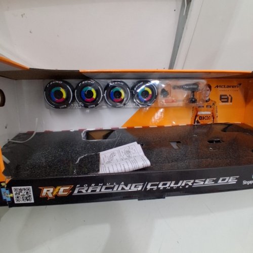 MAISTO TECH FORMULA 1 MCLAREN MCL38 SINGAPORE GRAND PRIX 2024 OSCAR PIASTRI #81 RC CAR - 1:10 SCALE - BLACK / ORANGE (MODEL: 1739888) image 3